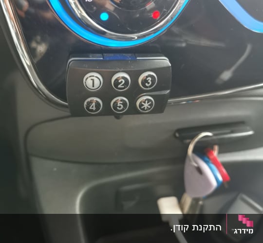 לוח מקשים עם מספרים ליד מערכת בקרת אקלים ברכב